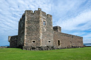 Blackness Castle, İskoçya, 15. yüzyılda inşa edildi ve çeşitli şekillerde hapishane, kale, cephane ve barut dergisi olarak kullanıldı..