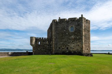 Blackness Castle, İskoçya, 15. yüzyılda inşa edildi ve çeşitli şekillerde hapishane, kale, cephane ve barut dergisi olarak kullanıldı..