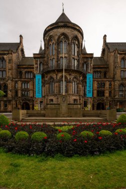 Glasgow Üniversitesi, İskoçya, Birleşik Krallık. Papalık boğası tarafından 1451 yılında kurulan üniversite, İngilizce konuşulan dünyanın en eski dördüncü üniversitesi ve İskoçya 'nın en eski dört üniversitesinden biridir..