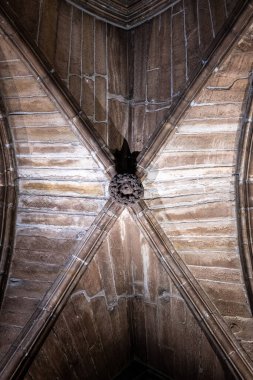 Glasgow, İngiltere - 13 Temmuz 2024: İskoçya 'nın en eski katedrali olan İskoçya Gotik mimarisinin yer aldığı Glasgow Katedrali.