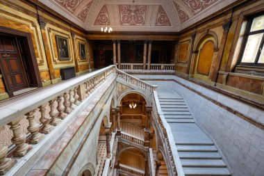 Glasgow, İngiltere - 12 Haziran 2024: Glasgow City Chambers binası. 1888 'de tamamlanan ve George Meydanı' na bakan Glasgow Şehir Meclisi şehrin en prestijli binalarından biridir..