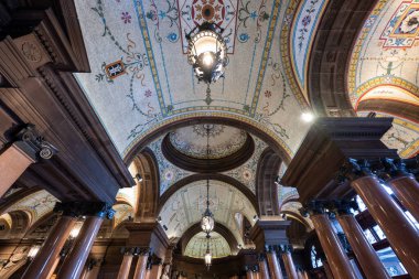 Glasgow, İngiltere - 12 Haziran 2024: Glasgow City Chambers binası. 1888 'de tamamlanan ve George Meydanı' na bakan Glasgow Şehir Meclisi şehrin en prestijli binalarından biridir..