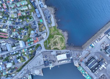 Faroe Adaları 'nın başkenti Torshavn' da tarihi bir kale olan Skansin 'in havadan görünüşü.