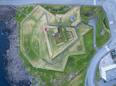 Faroe Adaları 'nın başkenti Torshavn' da tarihi bir kale olan Skansin 'in havadan görünüşü.