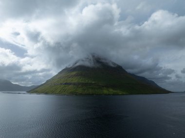 Danimarka 'nın Faroe Adaları' ndaki Kunoy adasının havadan görünüşü.