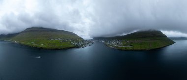 Renkli evleri, muhteşem kanalı ve görkemli Kunoy Park manzarasıyla Fareo Adaları 'ndaki Klaksvik şehrinin güzel hava manzarası.