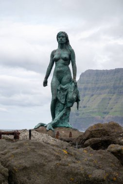 Mikladalur, Faroe Adaları - 24 Temmuz 2024: Kopakonan Heykeli, Fok Kadın, Faroe Adaları. Kopakonan efsanesi Faroe Adaları 'nın en çok bilinen efsanelerinden biridir..