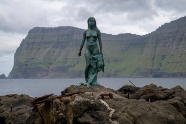 Mikladalur, Faroe Adaları - 24 Temmuz 2024: Kopakonan Heykeli, Fok Kadın, Faroe Adaları. Kopakonan efsanesi Faroe Adaları 'nın en çok bilinen efsanelerinden biridir..