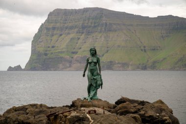 Mikladalur, Faroe Adaları - 24 Temmuz 2024: Kopakonan Heykeli, Fok Kadın, Faroe Adaları. Kopakonan efsanesi Faroe Adaları 'nın en çok bilinen efsanelerinden biridir..