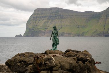 Mikladalur, Faroe Adaları - 24 Temmuz 2024: Kopakonan Heykeli, Fok Kadın, Faroe Adaları. Kopakonan efsanesi Faroe Adaları 'nın en çok bilinen efsanelerinden biridir..