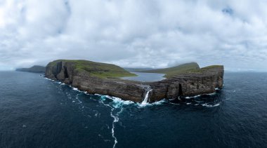 Bosdalafossur şelalesi, doğrudan okyanusa düşüyor. Vagar 'daki Sorvagsvatn Gölü, Faroe Adaları, Danimarka, Avrupa.