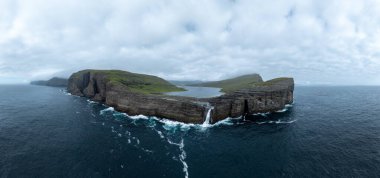 Bosdalafossur şelalesi, doğrudan okyanusa düşüyor. Vagar 'daki Sorvagsvatn Gölü, Faroe Adaları, Danimarka, Avrupa.