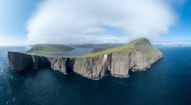 Faroe Adaları 'ndaki Vagar Adası' ndaki Traelanipa kayalıkları ve Sorvagsvatn Gölü