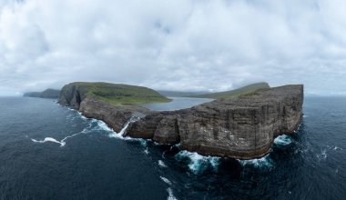 Bosdalafossur şelalesi, doğrudan okyanusa düşüyor. Vagar 'daki Sorvagsvatn Gölü, Faroe Adaları, Danimarka, Avrupa.