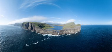 Bosdalafossur şelalesi, doğrudan okyanusa düşüyor. Vagar 'daki Sorvagsvatn Gölü, Faroe Adaları, Danimarka, Avrupa.