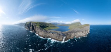 Bosdalafossur şelalesi, doğrudan okyanusa düşüyor. Vagar 'daki Sorvagsvatn Gölü, Faroe Adaları, Danimarka, Avrupa.