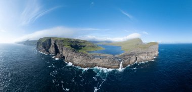 Bosdalafossur şelalesi, doğrudan okyanusa düşüyor. Vagar 'daki Sorvagsvatn Gölü, Faroe Adaları, Danimarka, Avrupa.