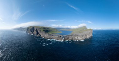 Bosdalafossur şelalesi, doğrudan okyanusa düşüyor. Vagar 'daki Sorvagsvatn Gölü, Faroe Adaları, Danimarka, Avrupa.