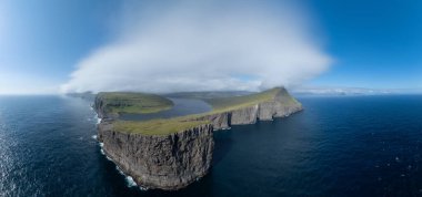 Bosdalafossur şelalesi, doğrudan okyanusa düşüyor. Vagar 'daki Sorvagsvatn Gölü, Faroe Adaları, Danimarka, Avrupa.