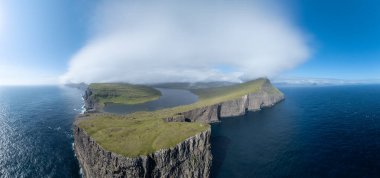 Bosdalafossur şelalesi, doğrudan okyanusa düşüyor. Vagar 'daki Sorvagsvatn Gölü, Faroe Adaları, Danimarka, Avrupa.