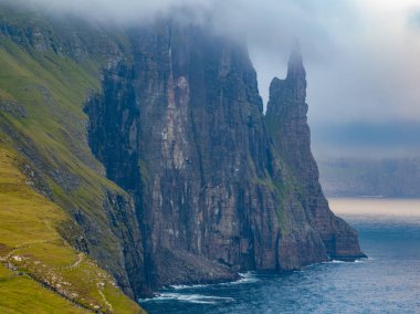 Faroe Adaları Trollkonfingur kayası, Vagar Adası 'ndaki Cadıların Parmağı olarak da bilinir. Trollkonfingur, Faroe Adaları 'ndaki Sandavagur köyünün doğusunda bulunan bağımsız bir deniz taşıdır..