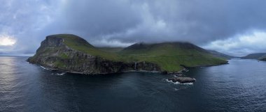 Faroe Adaları 'ndaki Vagar adasında Skardsafossur şelalesi