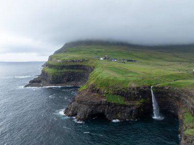 Faroe Adaları 'ndaki Gasadalur Köyü ve Mulafossur Şelalesi' nin hava manzarası.