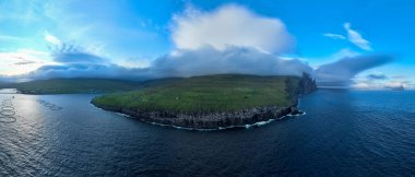 Faroe Adaları Trollkonfingur kayası, Vagar Adası 'ndaki Cadıların Parmağı olarak da bilinir. Trollkonfingur, Faroe Adaları 'ndaki Sandavagur köyünün doğusunda bulunan bağımsız bir deniz taşıdır..