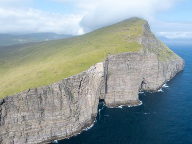 Faroe Adaları 'ndaki Vagar Adası' ndaki Traelanipa kayalıkları ve Sorvagsvatn Gölü