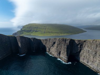 Faroe Adaları 'ndaki Vagar Adası' ndaki Traelanipa kayalıkları ve Sorvagsvatn Gölü