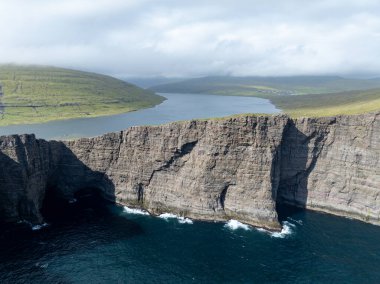 Faroe Adaları 'ndaki Vagar Adası' ndaki Traelanipa kayalıkları ve Sorvagsvatn Gölü