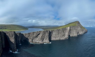 Faroe Adaları 'ndaki Vagar Adası' ndaki Traelanipa kayalıkları ve Sorvagsvatn Gölü