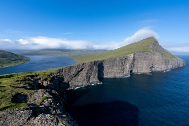 Faroe Adaları 'ndaki Vagar Adası' ndaki Traelanipa kayalıkları ve Sorvagsvatn Gölü