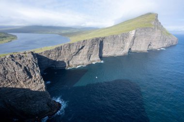 Faroe Adaları 'ndaki Vagar Adası' ndaki Traelanipa kayalıkları ve Sorvagsvatn Gölü