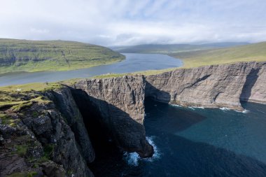 Faroe Adaları 'ndaki Vagar Adası' ndaki Traelanipa kayalıkları ve Sorvagsvatn Gölü