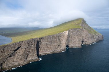 Faroe Adaları 'ndaki Vagar Adası' ndaki Traelanipa kayalıkları ve Sorvagsvatn Gölü