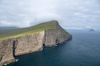 Faroe Adaları 'ndaki Vagar Adası' ndaki Traelanipa kayalıkları ve Sorvagsvatn Gölü