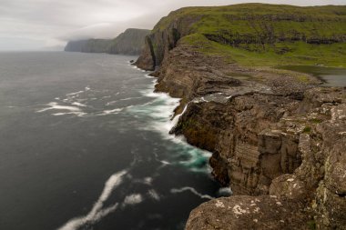 Bosdalafossur şelalesi, doğrudan okyanusa düşüyor. Vagar 'daki Sorvagsvatn Gölü, Faroe Adaları, Danimarka, Avrupa.
