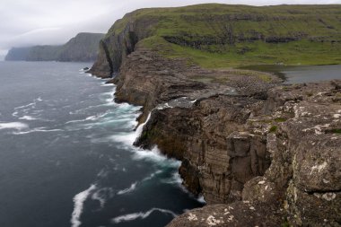 Bosdalafossur şelalesi, doğrudan okyanusa düşüyor. Vagar 'daki Sorvagsvatn Gölü, Faroe Adaları, Danimarka, Avrupa.