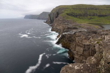 Bosdalafossur şelalesi, doğrudan okyanusa düşüyor. Vagar 'daki Sorvagsvatn Gölü, Faroe Adaları, Danimarka, Avrupa.