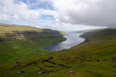 Kaldbaksbotnur üzerinde havadan panoramik manzara, tipik Faroe manzarası.