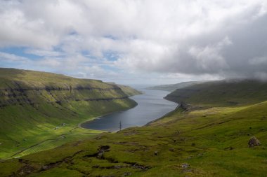 Kaldbaksbotnur üzerinde havadan panoramik manzara, tipik Faroe manzarası.