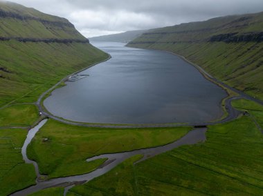Kaldbaksbotnur üzerinde Panorama Manzarası, Streymoy adasındaki tipik Faroe manzarası.