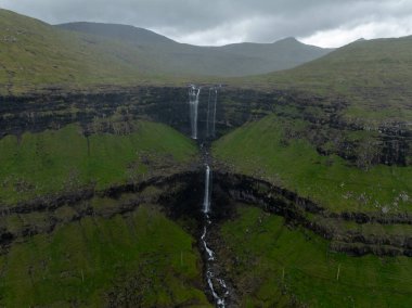 Fossurin i Fossa Faroe Adaları Streymoy 'daki en yüksek şelalelerden biridir.