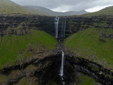 Fossurin i Fossa Faroe Adaları Streymoy 'daki en yüksek şelalelerden biridir.
