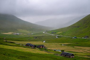 Torshavn Belediyesindeki Faroese Adası Streymoy 'daki Oyrareingir köyünün manzarası.