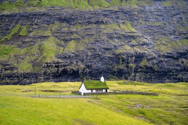 Danimarka 'nın Faroe Adaları' ndaki Streymoy adasındaki Saksun köyündeki Saksun Kilisesi..