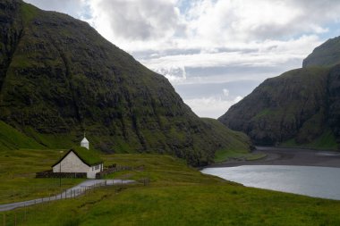 Danimarka 'nın Faroe Adaları' ndaki Streymoy adasındaki Saksun köyündeki Saksun Kilisesi..