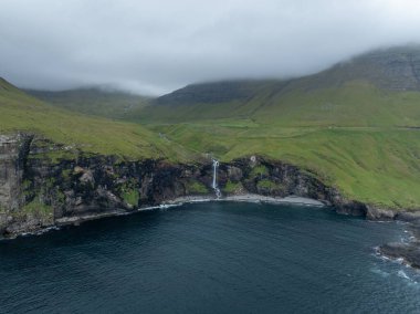 Faroe Adalarındaki Vagar Adası 'ndaki Skarosafossur Şelalesi.