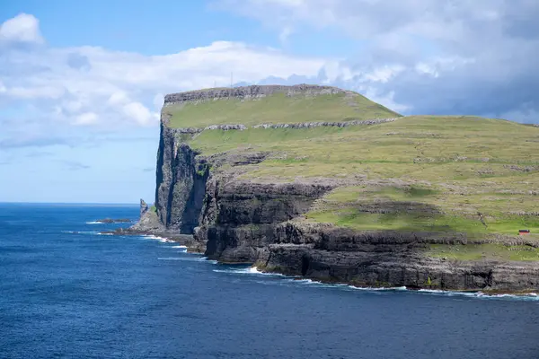 Eidiskollur 'un havadan görünüşü Danimarka' nın Faroe Adaları 'ndaki Eidi köyünün kuzeyinde yükselen bir uçurum..